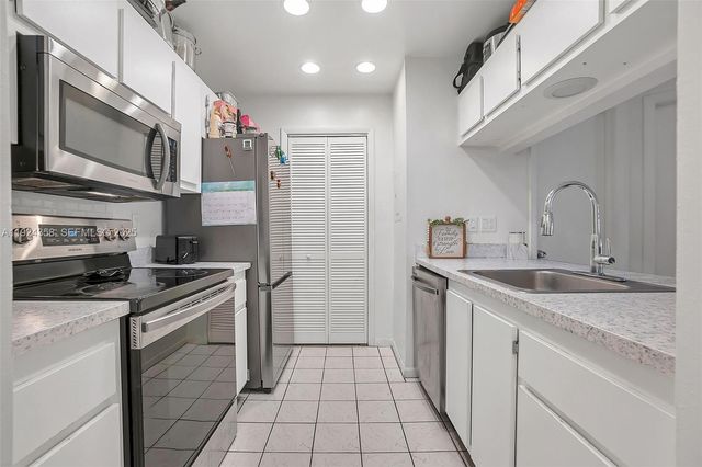 2682 N Nob Hill Rd, Sunrise, FL 33322