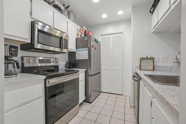 2682 N Nob Hill Rd, Sunrise, FL 33322