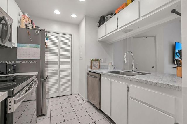 2682 N Nob Hill Rd, Sunrise, FL 33322