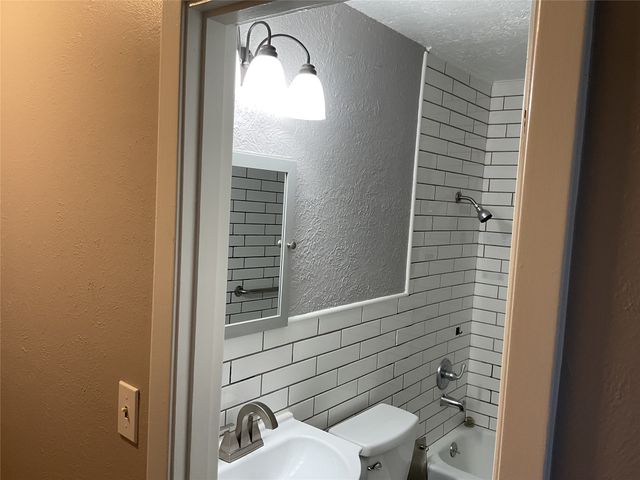 1405 W Ball Street, Weatherford, TX 76086