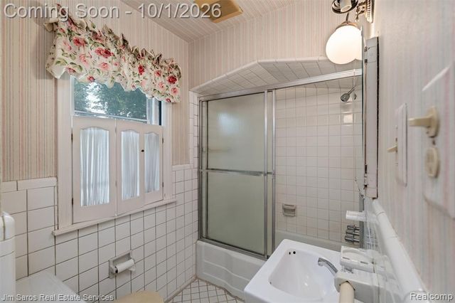 2158 Fleetwood Drive, Grosse Pointe Woods, MI 48236