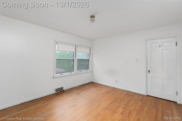 2158 Fleetwood Drive, Grosse Pointe Woods, MI 48236