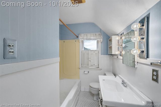 2158 Fleetwood Drive, Grosse Pointe Woods, MI 48236