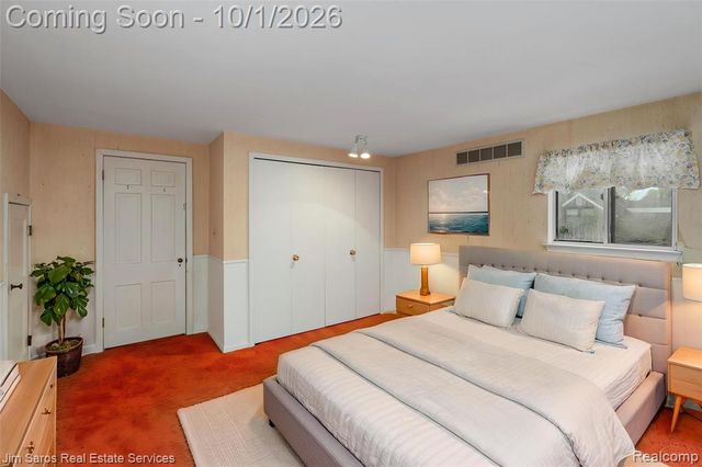 2158 Fleetwood Drive, Grosse Pointe Woods, MI 48236