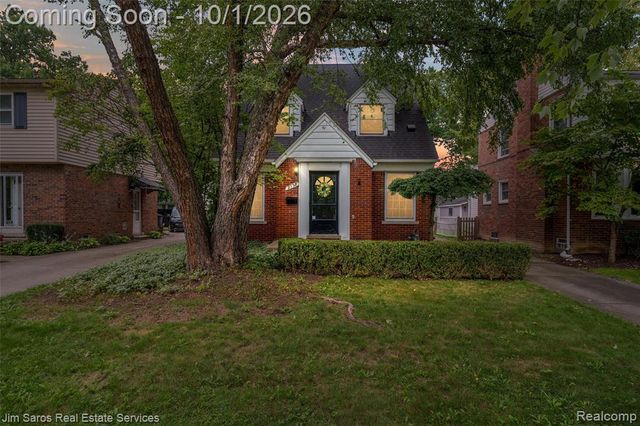 2158 Fleetwood Drive, Grosse Pointe Woods, MI 48236
