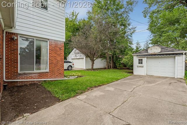 2158 Fleetwood Drive, Grosse Pointe Woods, MI 48236