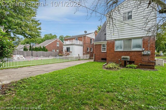 2158 Fleetwood Drive, Grosse Pointe Woods, MI 48236