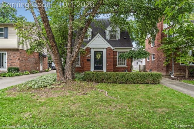 2158 Fleetwood Drive, Grosse Pointe Woods, MI 48236