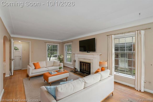 2158 Fleetwood Drive, Grosse Pointe Woods, MI 48236