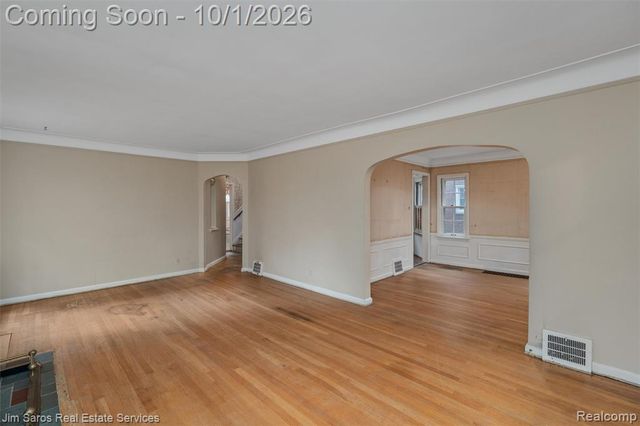 2158 Fleetwood Drive, Grosse Pointe Woods, MI 48236