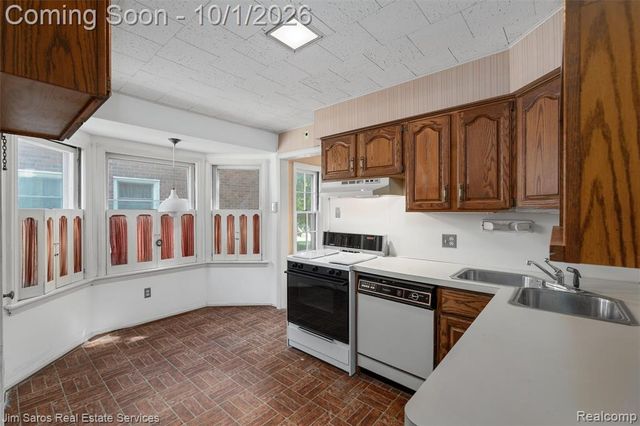 2158 Fleetwood Drive, Grosse Pointe Woods, MI 48236