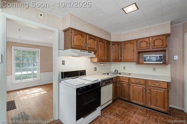2158 Fleetwood Drive, Grosse Pointe Woods, MI 48236