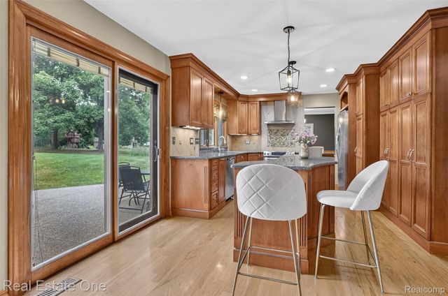 6730 Whiting Drive, Troy, MI 48098