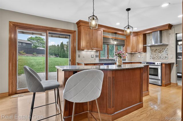 6730 Whiting Drive, Troy, MI 48098