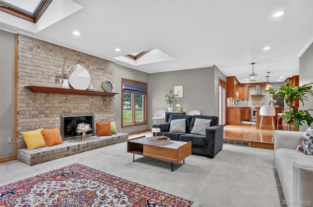 6730 Whiting Drive, Troy, MI 48098