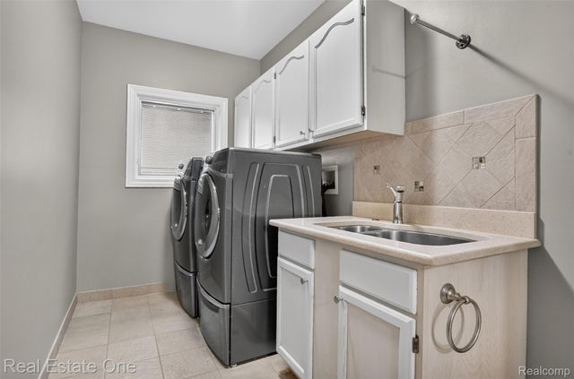 6730 Whiting Drive, Troy, MI 48098