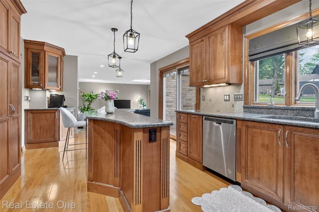 6730 Whiting Drive, Troy, MI 48098