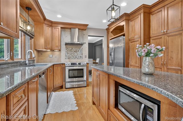 6730 Whiting Drive, Troy, MI 48098