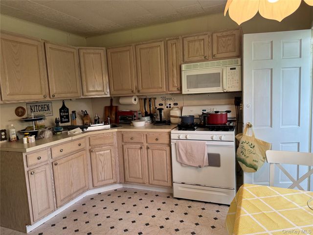 6269 State Route 42 6279, Woodbourne, NY 12788