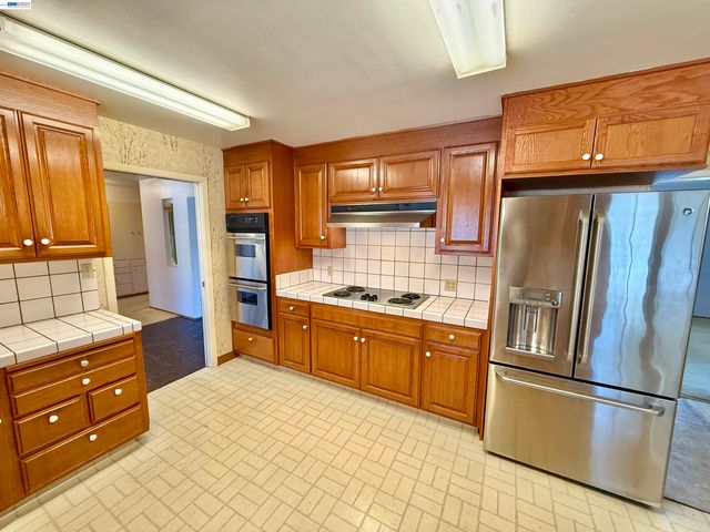 2164 Lakeview Dr, San Leandro, CA 94577