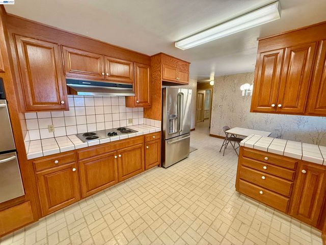 2164 Lakeview Dr, San Leandro, CA 94577