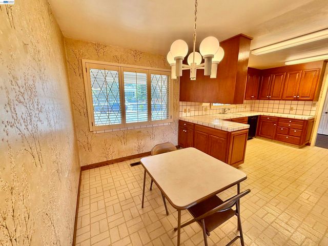 2164 Lakeview Dr, San Leandro, CA 94577