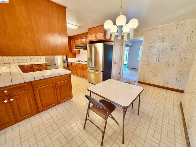 2164 Lakeview Dr, San Leandro, CA 94577