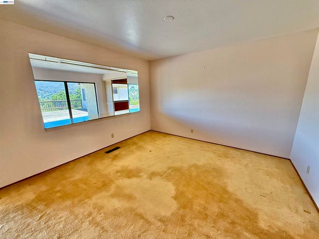 2164 Lakeview Dr, San Leandro, CA 94577