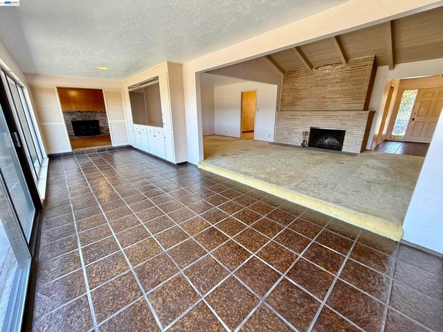 2164 Lakeview Dr, San Leandro, CA 94577