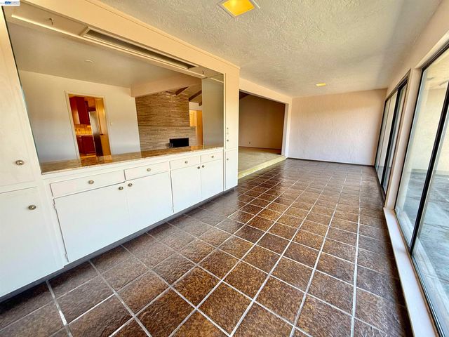 2164 Lakeview Dr, San Leandro, CA 94577