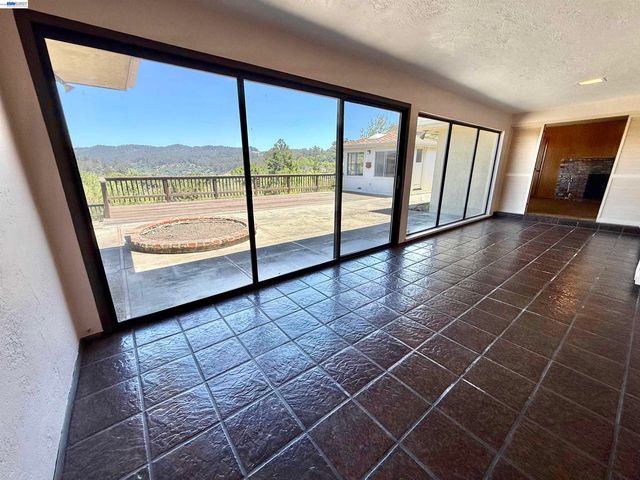 2164 Lakeview Dr, San Leandro, CA 94577