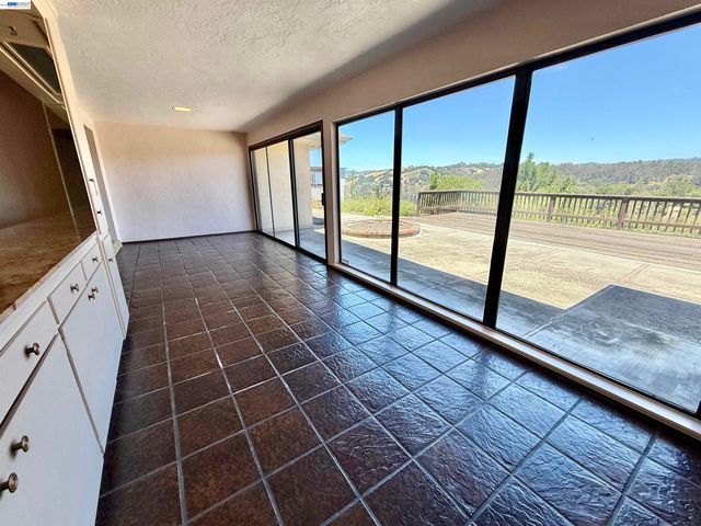 2164 Lakeview Dr, San Leandro, CA 94577