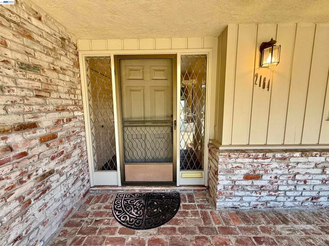 2164 Lakeview Dr, San Leandro, CA 94577
