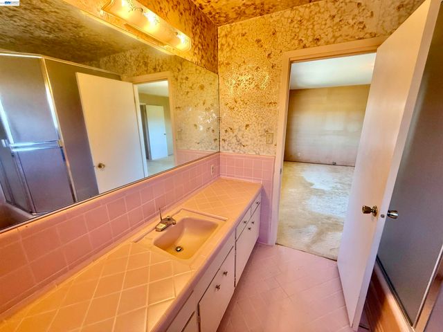 2164 Lakeview Dr, San Leandro, CA 94577