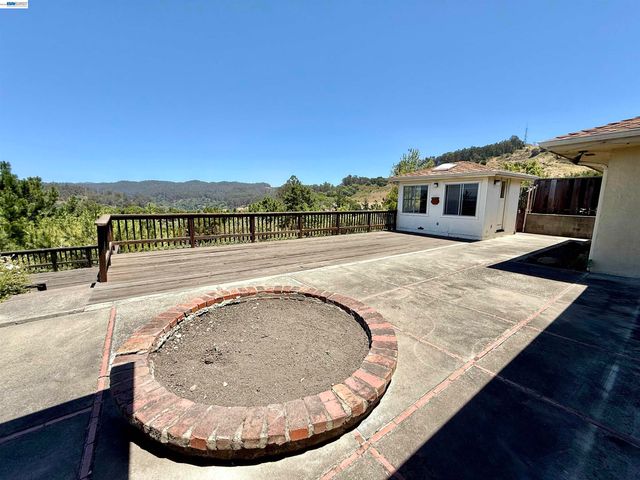 2164 Lakeview Dr, San Leandro, CA 94577