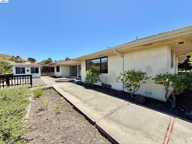 2164 Lakeview Dr, San Leandro, CA 94577