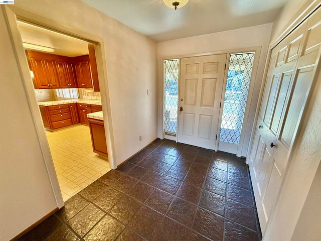 2164 Lakeview Dr, San Leandro, CA 94577