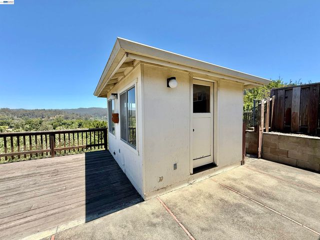 2164 Lakeview Dr, San Leandro, CA 94577