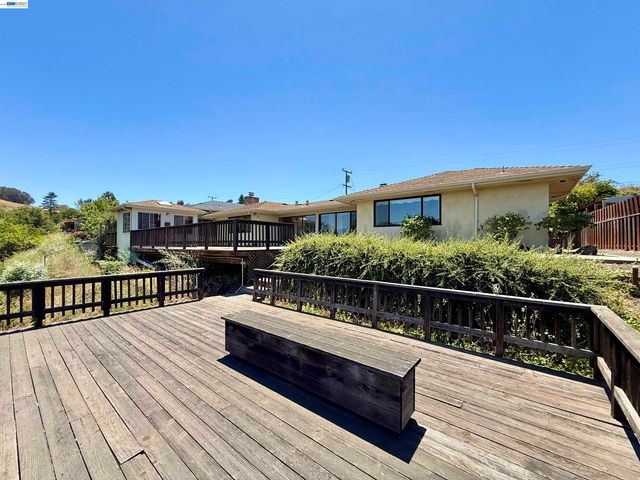 2164 Lakeview Dr, San Leandro, CA 94577