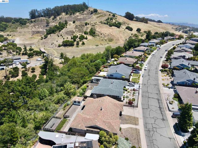 2164 Lakeview Dr, San Leandro, CA 94577