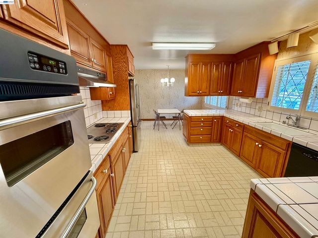 2164 Lakeview Dr, San Leandro, CA 94577