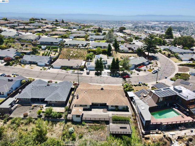 2164 Lakeview Dr, San Leandro, CA 94577