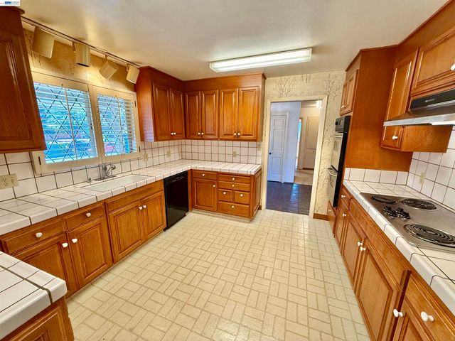 2164 Lakeview Dr, San Leandro, CA 94577