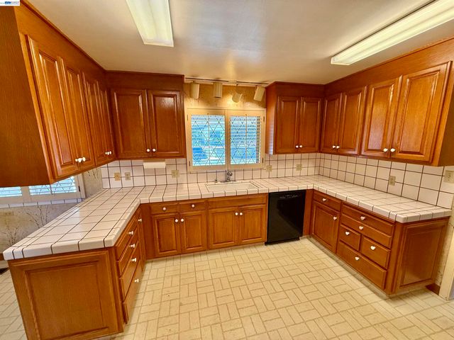 2164 Lakeview Dr, San Leandro, CA 94577