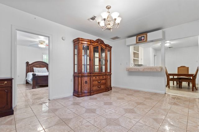 2821 Burchill Road S, Fort Worth, TX 76105