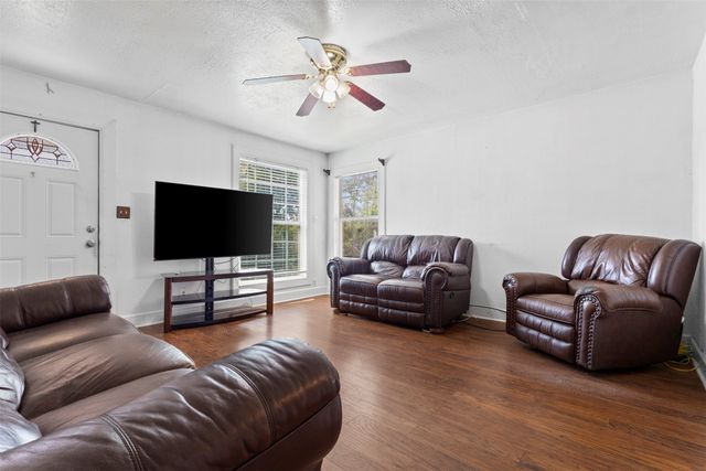 2821 Burchill Road S, Fort Worth, TX 76105