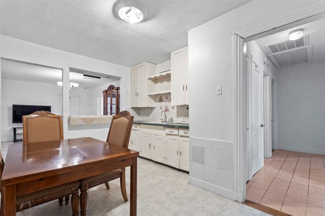 2821 Burchill Road S, Fort Worth, TX 76105