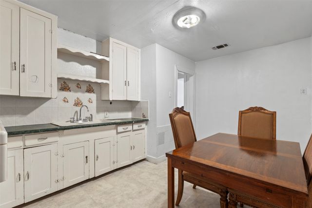 2821 Burchill Road S, Fort Worth, TX 76105