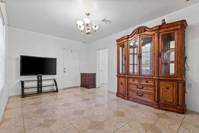 2821 Burchill Road S, Fort Worth, TX 76105