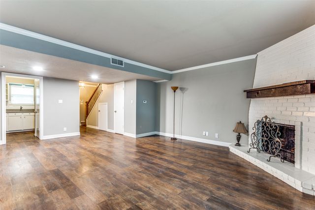 927 Roaring Springs Road, Fort Worth, TX 76114